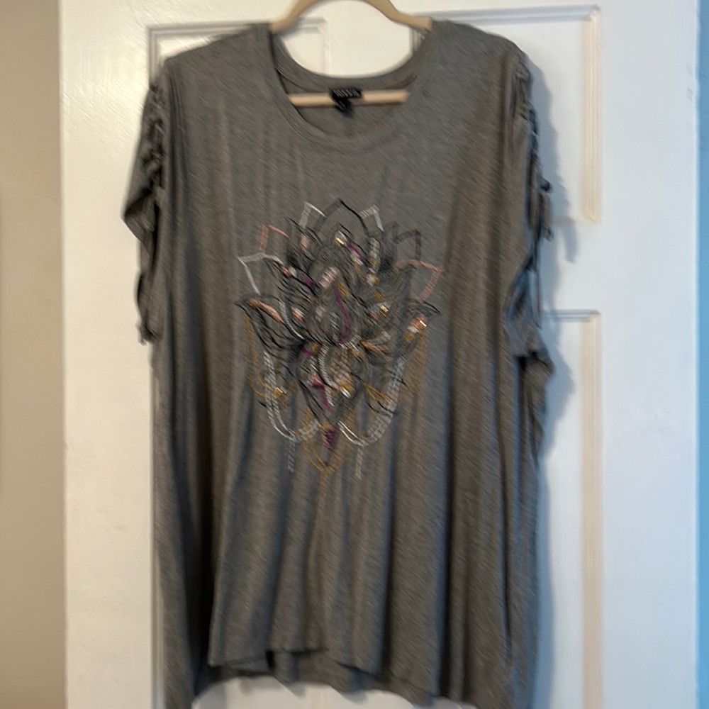 Torrid size 4 grey t shirt with embroidered design and tied up sleeves